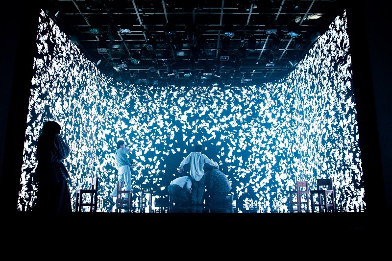 『我ら宇宙の塵』初演 　　　  　(C)小岩井ハナ