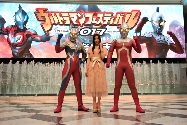 写真左より、ウルトラマンゼロ、土屋太鳳、ウルトラセブン （C）円谷プロ
