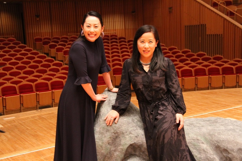 妹シルヴィア 内藤里美、姉コスタンツァ 大賀真理子（左より）