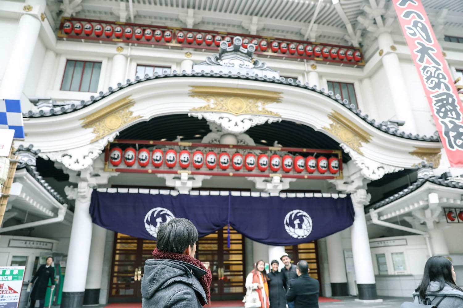 唐突に表れる歌舞伎座。想像しているよりデカい