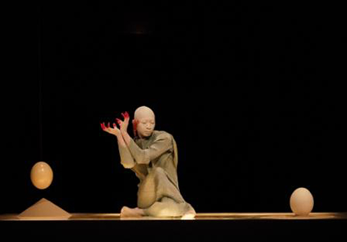 『卵熱』（ｃ）Sankai Juku