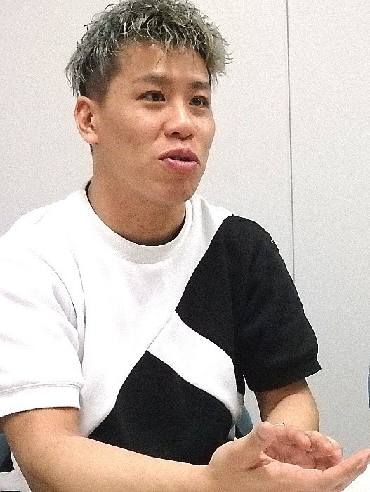 左から伊藤今人（梅棒）