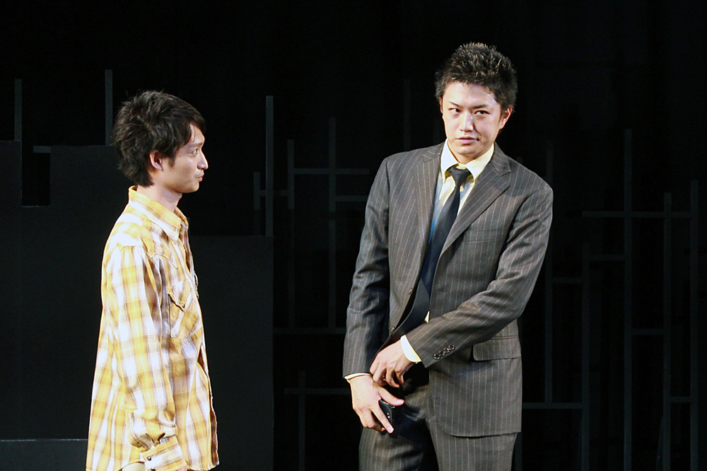 （写真左）宮崎翔太：袴田亮介役