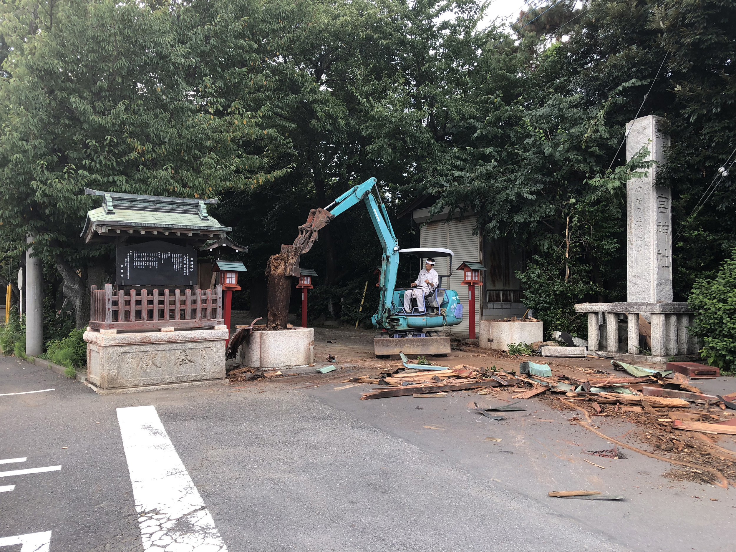 鳥居が崩れ、撤去作業。柱を抜こうとしている。撮影：柿崎俊道