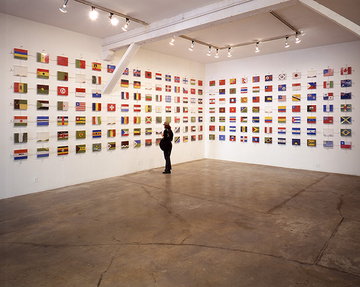  柳幸典『The World Flag Ant Farm』（1990）Los Angeles Contemporary Exhibitions, Los Angeles