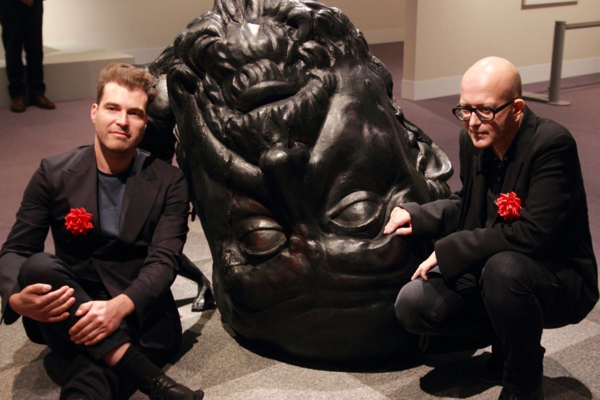 トマス・ルルイ《生き残るには脳が足らない》2009年、ブロンズ　ロドルフ・ヤンセン画廊、ブリュッセル（右から、アーティストのトマス・ルルイ、アーティスト・キュレーターのエリック・ワイス）