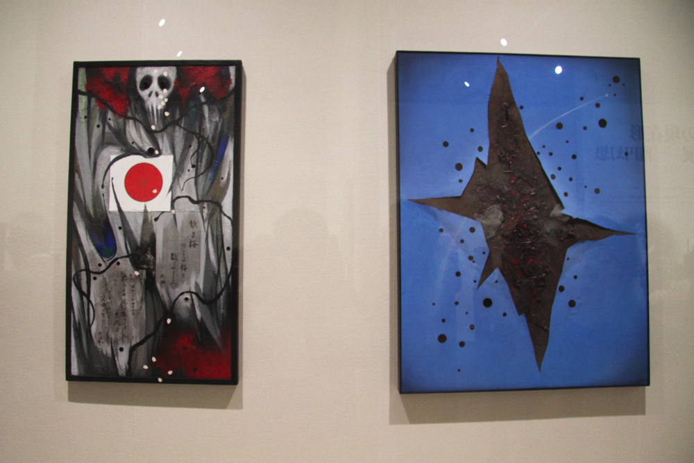 左：《散りそこねた桜の碑》2010年 作家蔵 右：《青空の下を再び焦土にするな》2007年 作家蔵