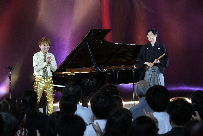 道山の「腿上げ演奏」に、瞬時に合わせてパフォーマンスしていた松永