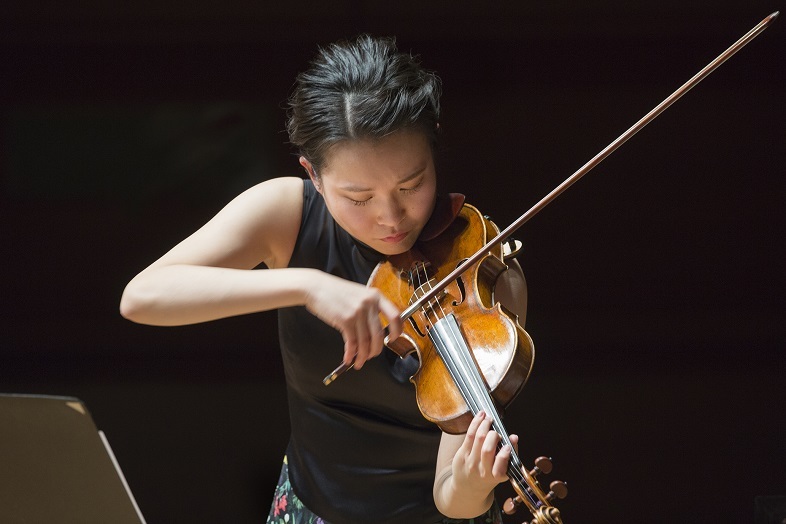 ブリテンのヴァイオリン協奏曲に挑戦する辻彩奈。（2021.3 紀尾井ホール)　 　(c) Hikaru Hoshi