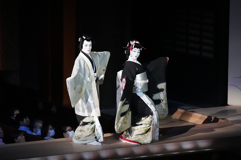 夜の部『蝶の道行』（左より）助国=市川染五郎、小槇=市川團子 ／(C)松竹