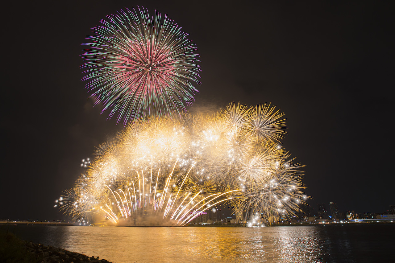 夜空いっぱいに花火が広がる