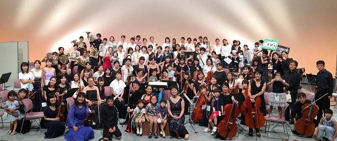 コンサートは大成功！ 最後にオーケストラのメンバーと子どもたちで、記念写真。 写真提供：西宮きらきら母交響楽団
