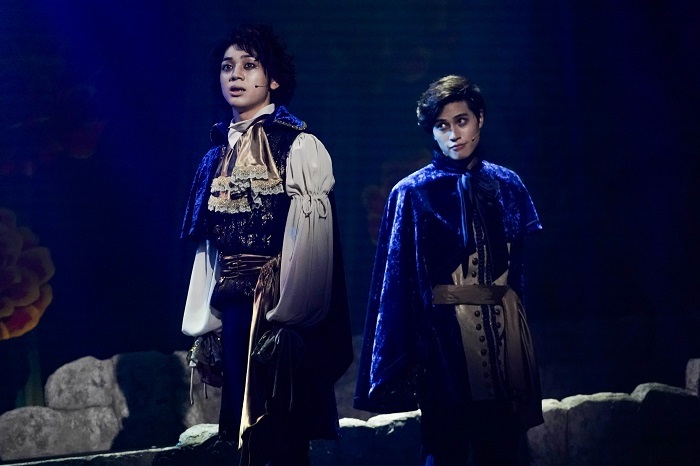 ミュージカル「マリーゴールド」に登場するソフィ（左／三津谷亮）　ソフィ・クラウスはシリーズを通して至る所に登場する