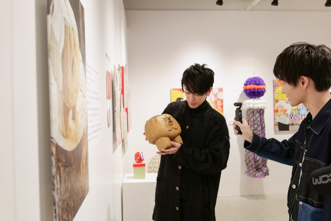 佐野美里さんの作品「チャウチャウ」を愛でながら抱きかかえる佐藤健