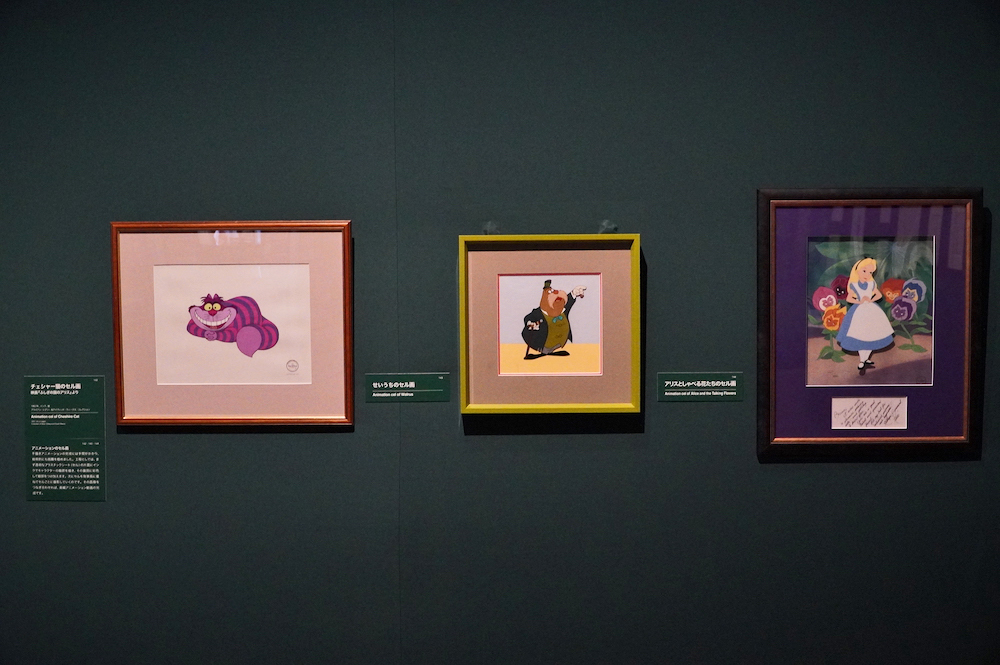 左から：チェシャー猫のセル画、せいうちのセル画、アリスとしゃべる花たちのセル画　映画『ふしぎの国のアリス』より 1951年 ブライアン・シブリー＆デイヴィッド・ウィークス・コレクション