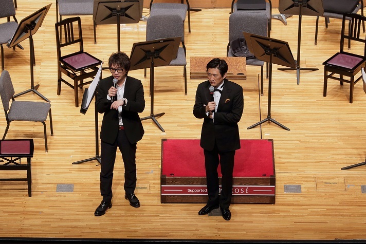 交響曲第1番を世界初演した際のプレコンサートで話す菅野祐梧と藤岡幸夫