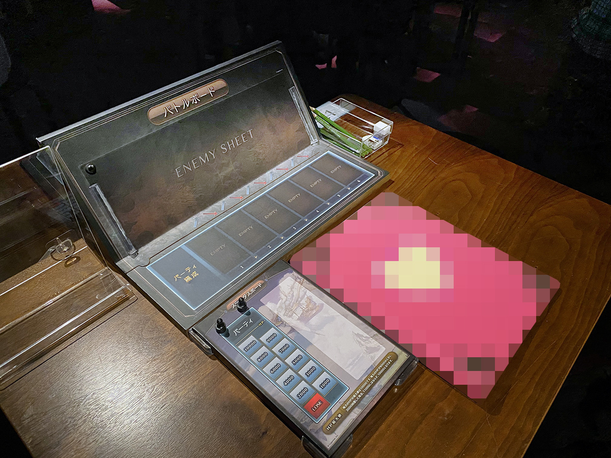 リアル脱出ゲームで毎回驚かされる凝った小道具は今回も健在。グラブルでもおなじみのルリアのノートや、星晶獣との戦いが繰り広げられるバトルボードも雰囲気満点に作り込んである  (C)SCRAP(C) Cygames, Inc.