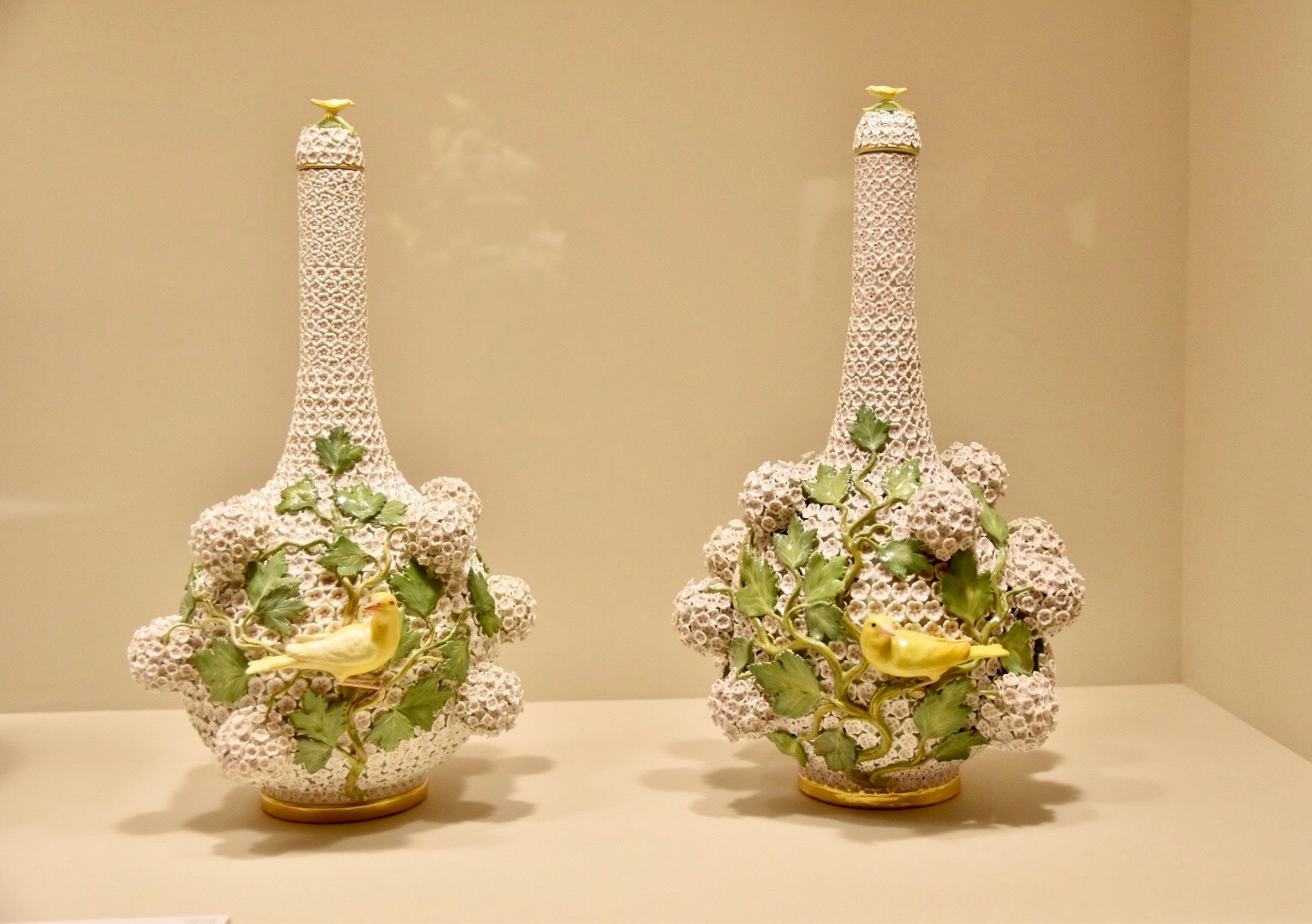 原型制作者：不詳　《スノーボール貼花装飾蓋付カナリア付鶴首飾壺》　1820-1920年頃　個人蔵