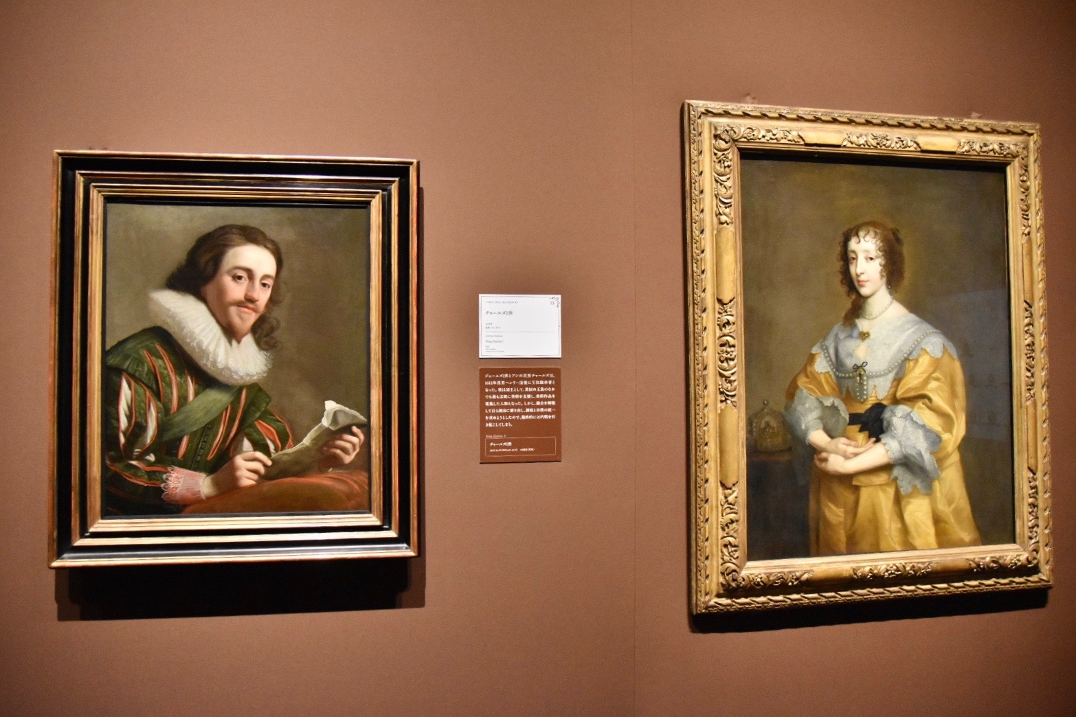 左：ヘリット・ファン・ホントホルスト《チャールズ1世》1628年、右：作者不詳（アンソニー・ヴァン・ダイクの原作に基づく）《アンリエッタ・マルタ》17世紀（原作：1632-35年頃）