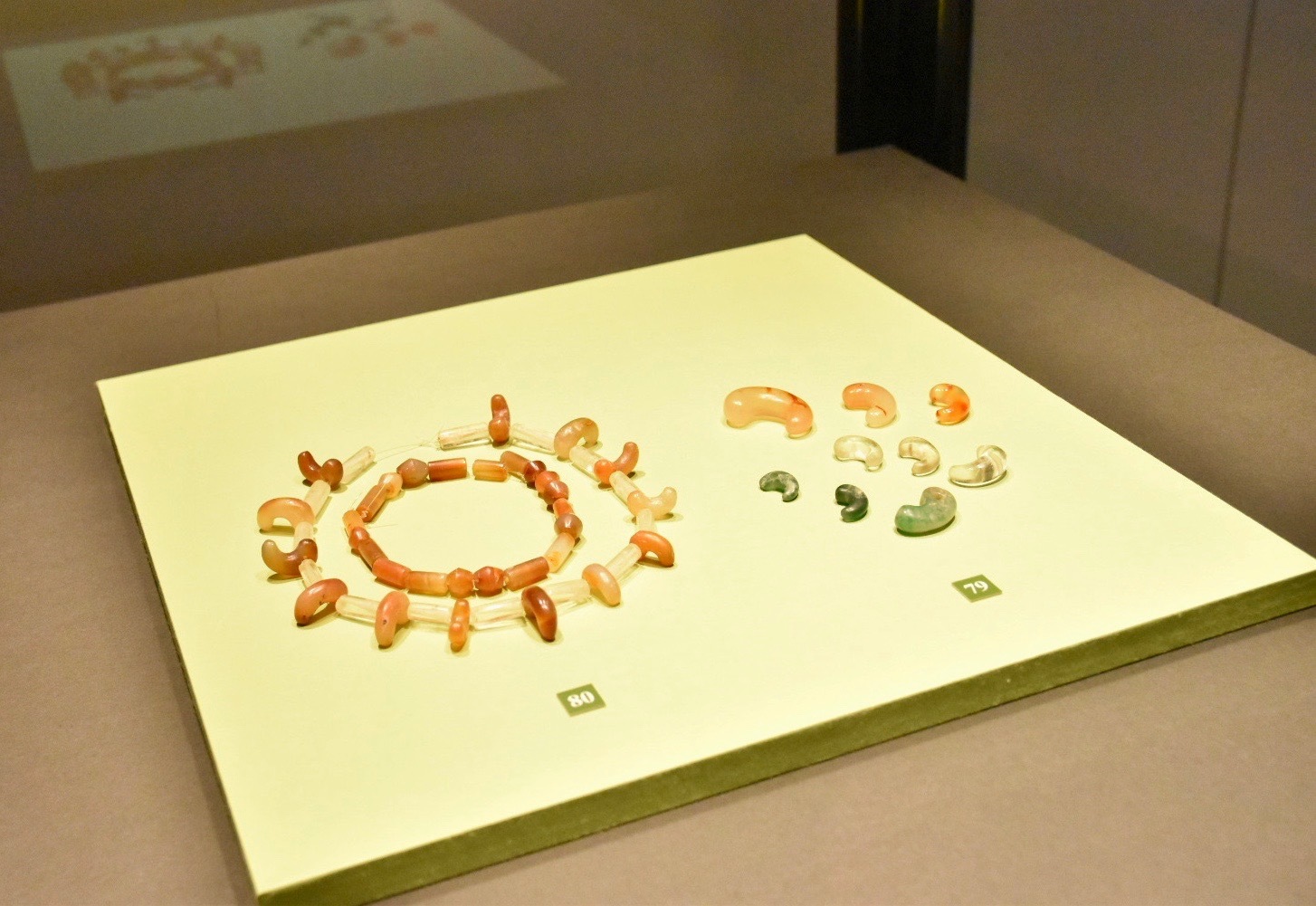 左：勾玉・管玉・算盤玉　古墳時代 5世紀　奈良県立橿原考古学研究所附属博物館　