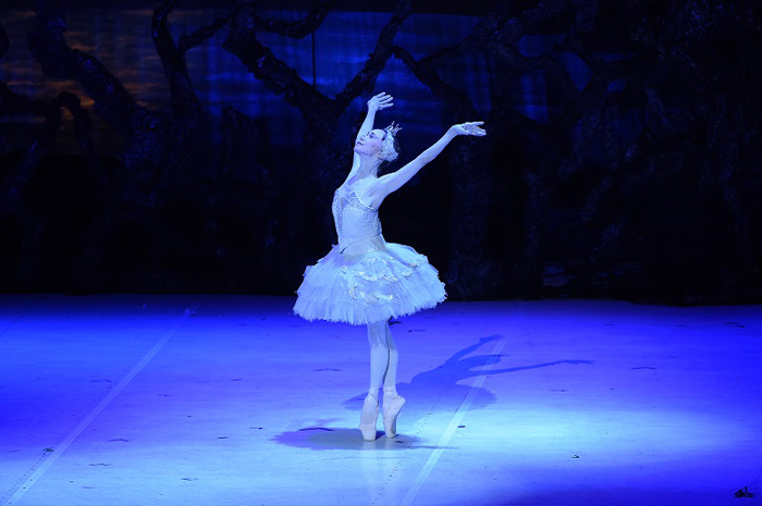新「白鳥の湖」のオデットを踊る森下洋子（2021.7 オーチャードホール） 　写真提供：松山バレエ団