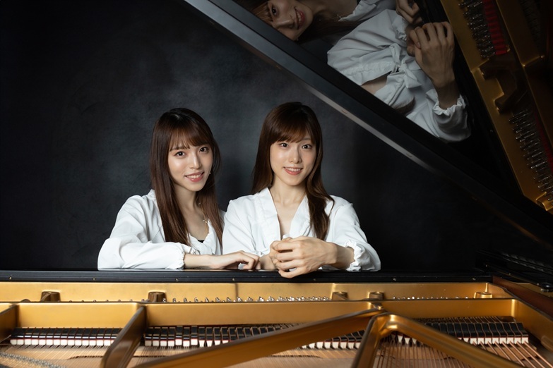 ピアノデュオ 坂本彩・坂本リサ（右より） 　(C)Felipe Araya