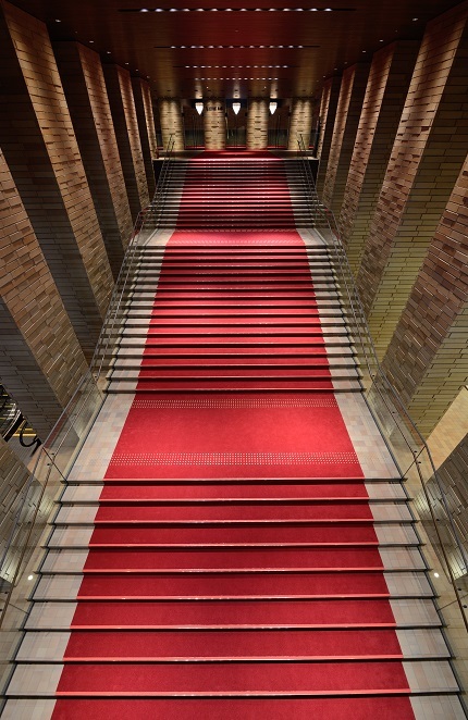 幅7,2m、51段の大階段は、フェスティバルホールの象徴。