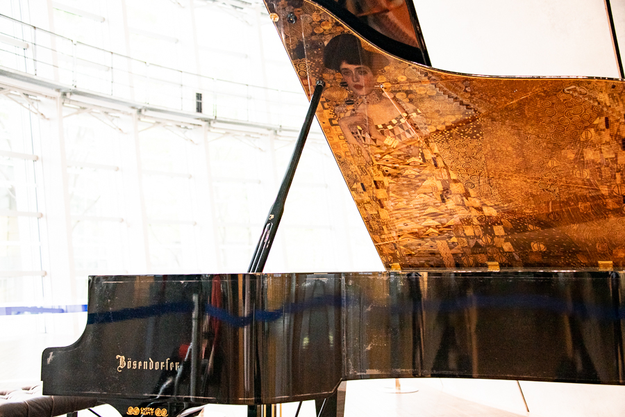 館内には、クリムト「アデーレ・ブロッホ＝バウアーの肖像 I」（「Woman in gold」）の装飾があしらわれたベーゼンドルファー社のグランドピアノも。※現在は展示を終了しています。