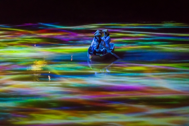小舟と共に踊る鯉によって描かれる水面のドローイング   teamLab, 2015, Interactive Digitized Nature, 13min 24sec, Sound: Hideaki Takahashi