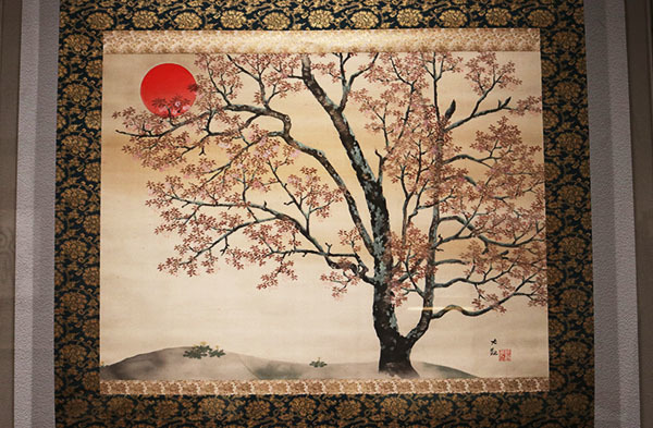 横山大観《春朝》1939（昭和14）年頃。山桜と太陽を日本の象徴として描いた