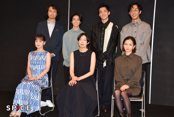 前田敦子、江口のりこ、伊原六花（前列右から）、北村有起哉、大東駿介、前田旺志郎、長塚圭史（後列右から）