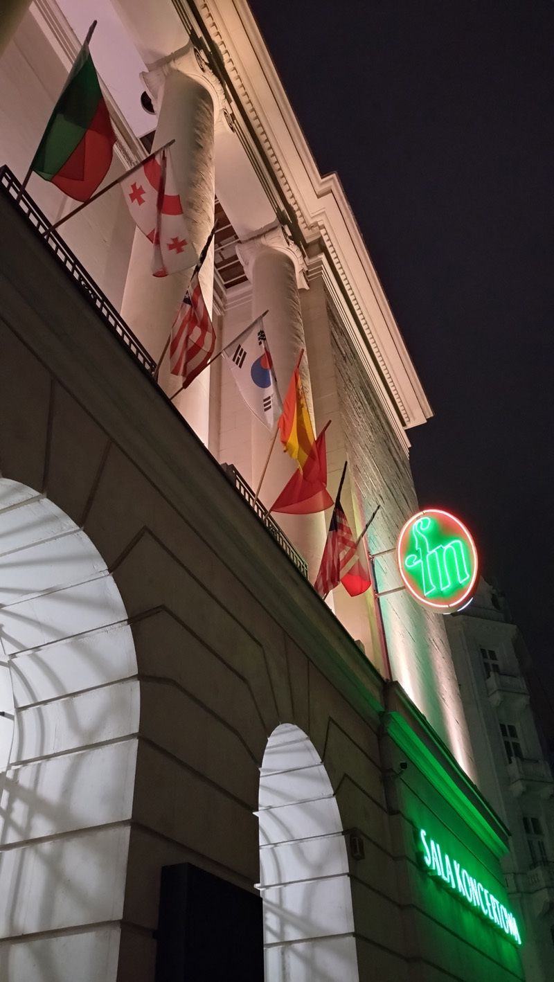 コンクール会場入り口には世界の旗が飾られていた（撮影＝朝岡久美子）