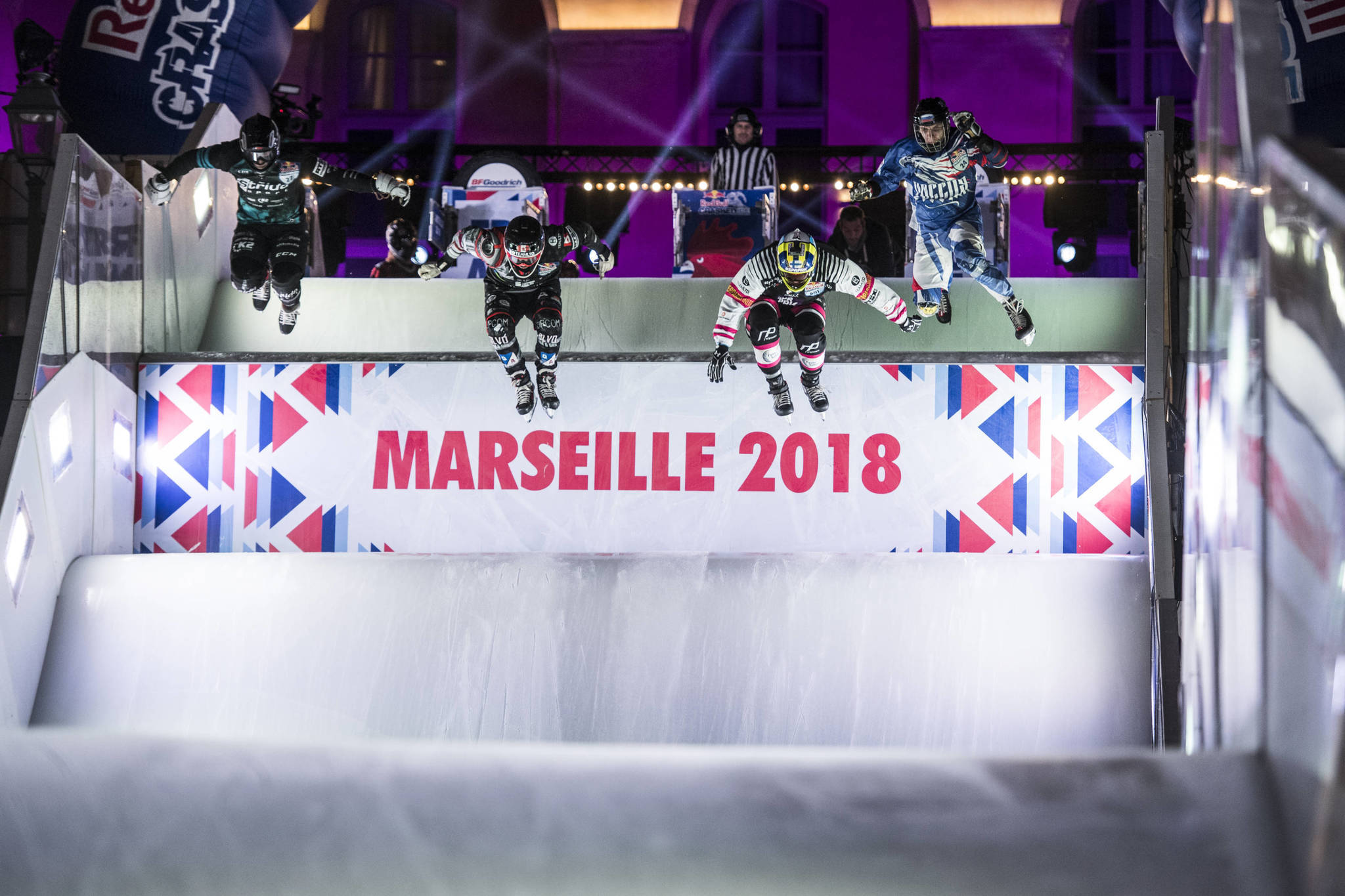 “氷上の障害物競走”といえそうな、超スリリングなアイスレースが繰り広げられる Jorge Mitter / Red Bull Content Pool 