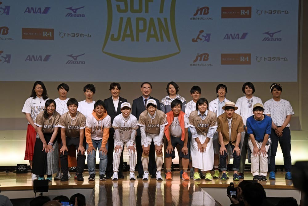 新ユニフォームに身を包み、笑顔を見せるソフトボール女子日本代表チーム