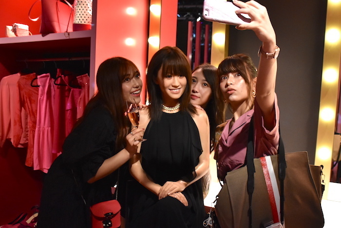 マダム・タッソー東京の新エリアで、元AKB48の前田敦子のフィギュアと写真を撮る女性たち