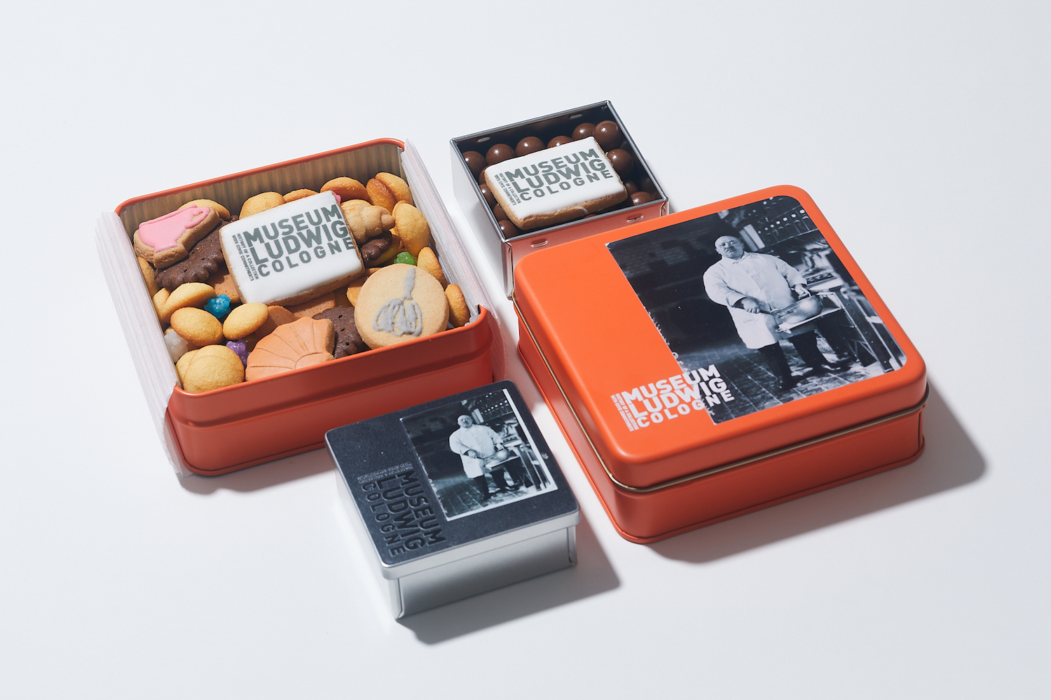 SWEETS CAN／お菓子缶　大 各2,700円（税込）、 小 各990円（税込）／会場限定