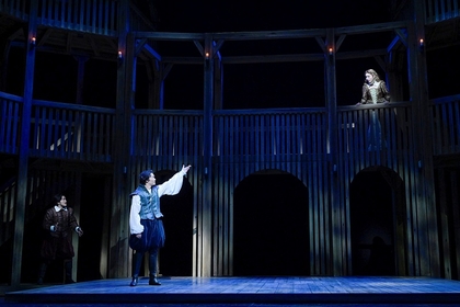 劇団四季『恋におちたシェイクスピア』東京公演が開幕　演出の青木豪、ウィリアム・シェイクスピア（ウィル）役の武藤洸次よりコメントも到着