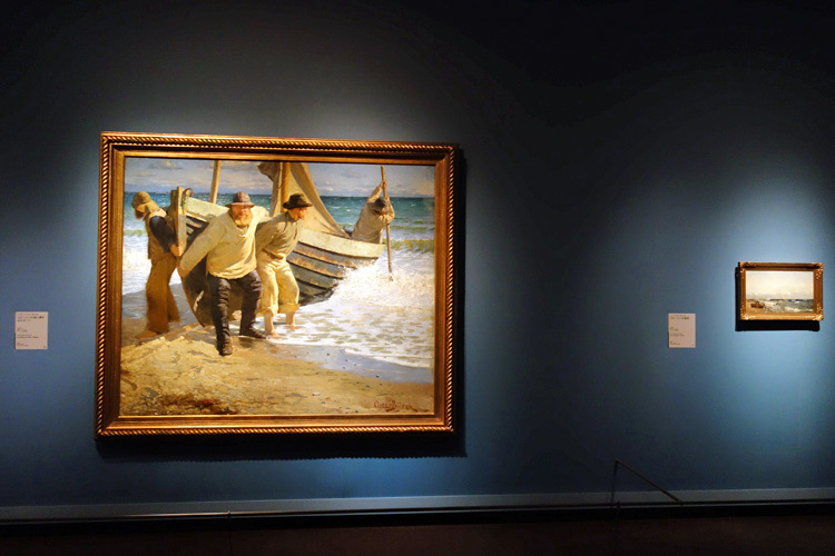 左：オスカル・ビュルク《スケーインの海に漕ぎ出すボート》1884年　スケ―イン美術館