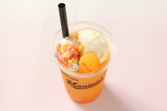 バニラアイスの上に宝石アイス、パッションフルーツのマカロンを添えた「トロピカルパッションジュース」（800円）