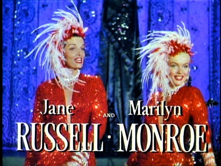 映画版の予告編より、〈リトル・ロックから来た女の子〉を歌うモンローとジェーン・ラッセル