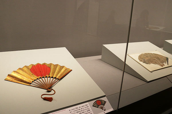 左が《陣扇（毛利秀就関係資料のうち）》桃山〜江戸時代 17世紀（毛利博物館所蔵）（全期間展示、ただし場面替あり）