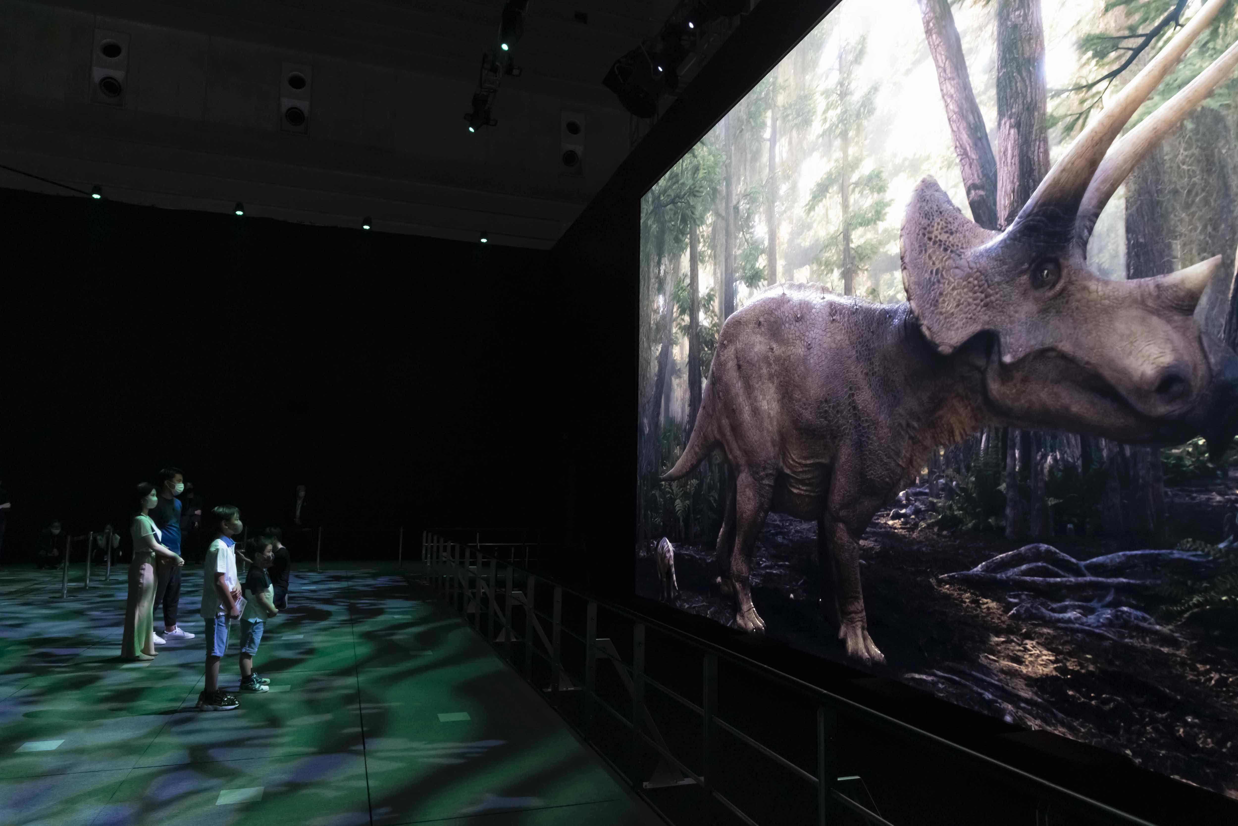 ソニーの現時点での技術の最高傑作という、横幅12m×高さ6.8mの「Crystal LED」大画面だ (C)DinoScience 恐竜科学博製作委員会