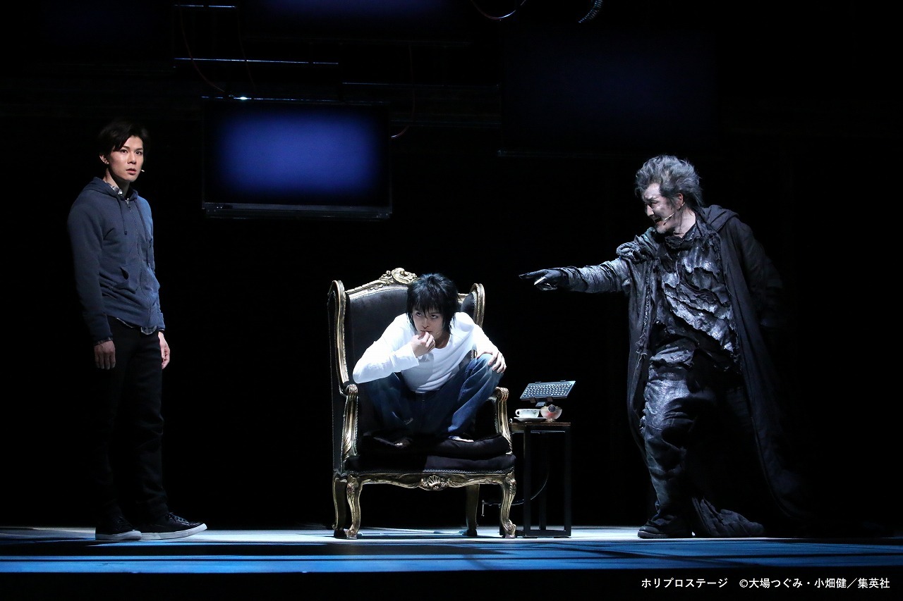 （左から）夜神月役：柿澤勇人、L役：小池徹平、リューク役：吉田鋼太郎 　2015年舞台写真より