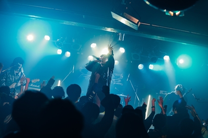 「もっと先へ、もっと上へ、お前たちと一緒に！」バンドの絆と決意を示した、CrowsAlive『Neo Romancers TOUR 2022』大阪セミファイナル