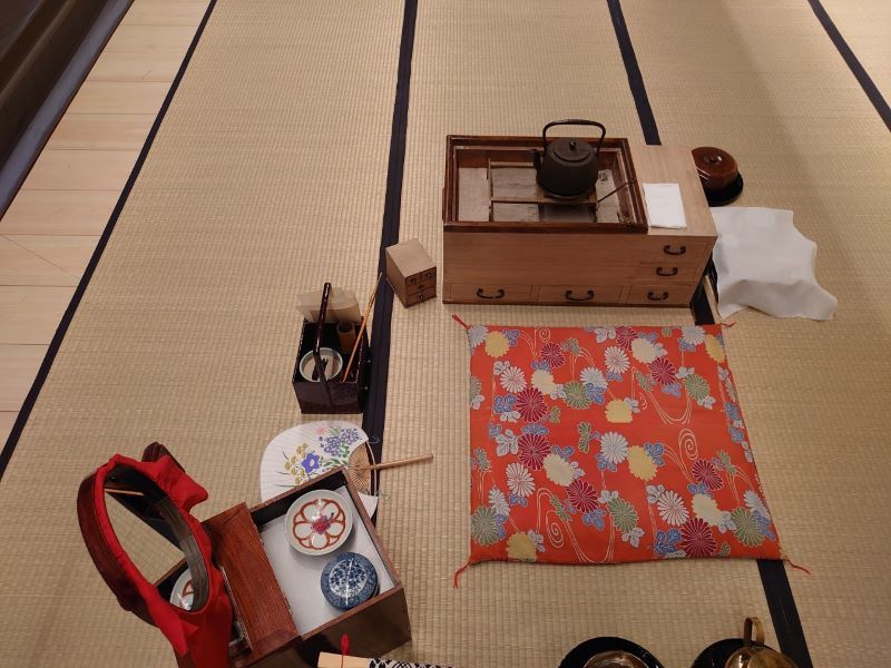 『八月花形歌舞伎』『与話情浮名横櫛 源氏店』のお富の座り位置。実際の写真を残し、スタッフ間で情報を共有。