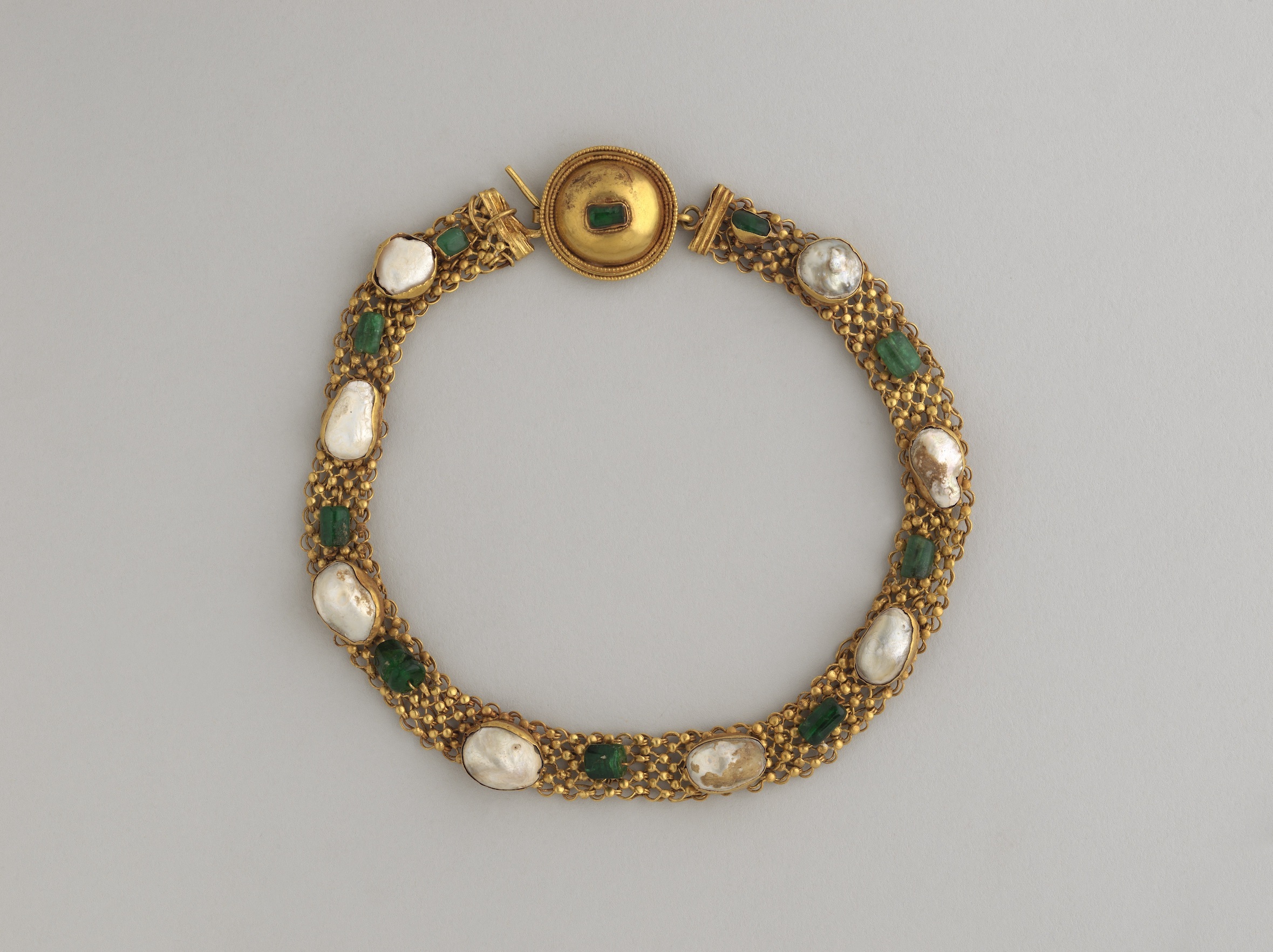 「エメラルドと真珠母貝のネックレス」金（鋳造、圧延、フィリグリー）、真珠母貝、エメラルド　ナポリ国立考古学博物館蔵　 Photo(c)Luciano and Marco Pedicini 