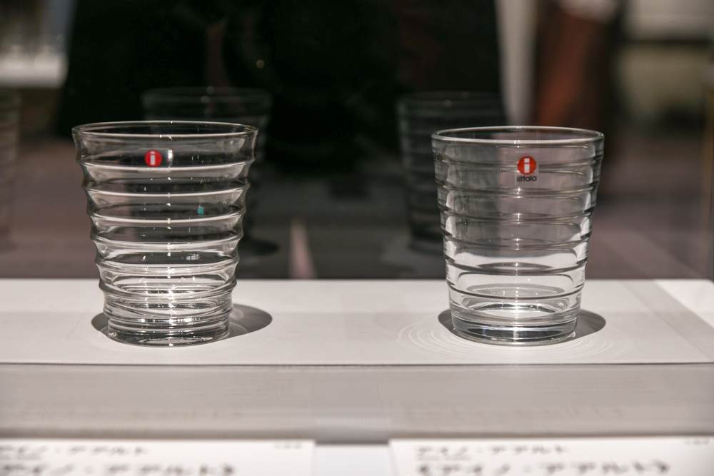 『イッタラ展　フィンランドガラスのきらめき』左：アイノ・アアルト「タンブラー《アイノ・アアルト》」 1932年／1986年、右：アイノ・アアルト「タンブラー《アイノ・アアルト》」 1932年／2022年 フィンランド・デザイン・ミュージアム蔵