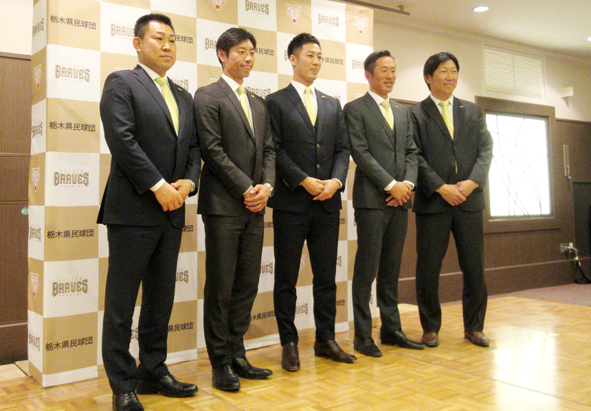 寺内崇幸監督（左から2番目）ら指導陣も、西岡剛選手（中央）のNPB復帰をサポートするという