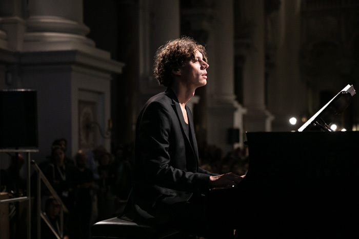 AIグールドと二台ピアノを披露したフランチェスコ・トリスターノ 　Credit: vog.photo
