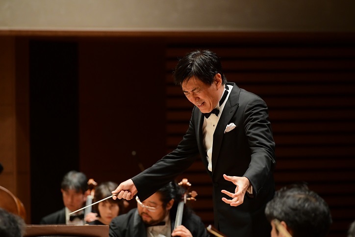 渾身の指揮でオーケストラをまとめ上げる藤岡幸夫 (C)HIKAWA